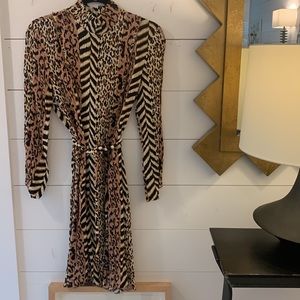 Nanushka animal print dress size M. Viscose /Elastane. Belt included.